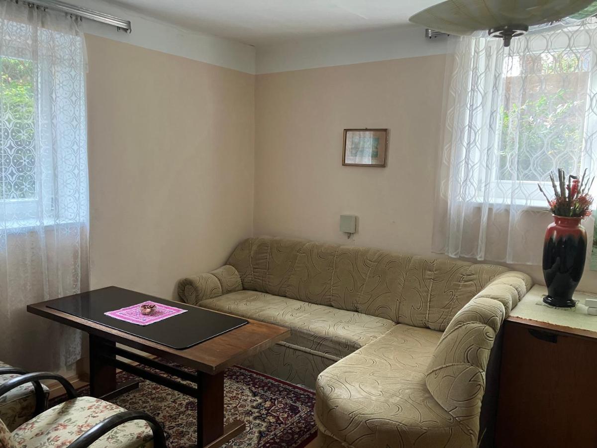 Garden View Apartment Зноймо Экстерьер фото